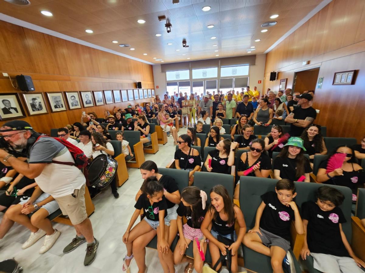 Los festeros toman el Ayuntamiento de Calp en el Día del Fadrí