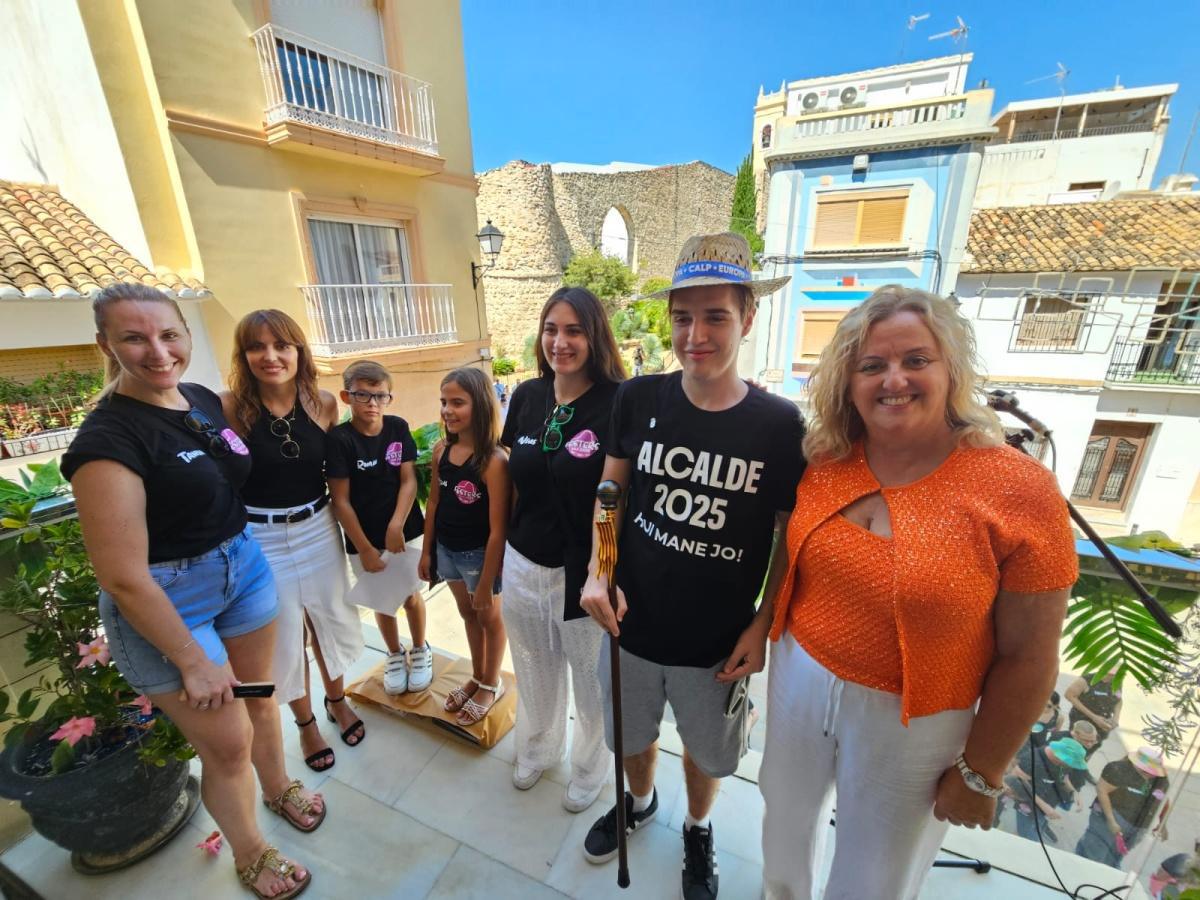 Los festeros toman el Ayuntamiento de Calp en el Día del Fadrí