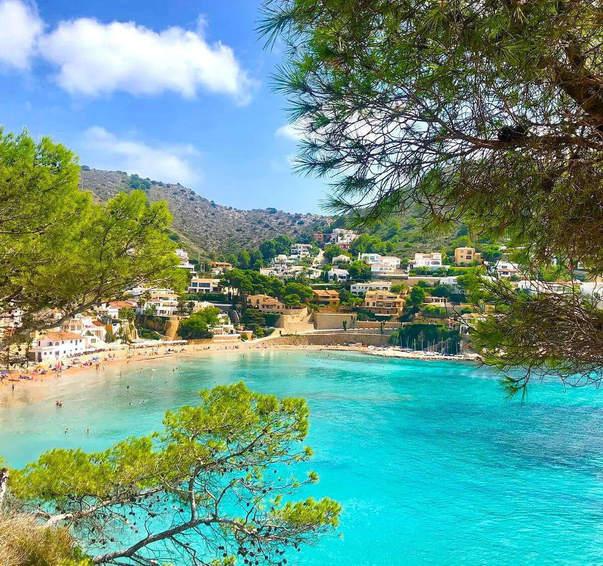 Moraira, el pequeño tesoro del Mediterráneo que enamora a los viajeros este verano