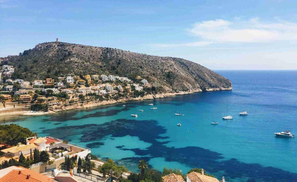 Moraira, el pequeño tesoro del Mediterráneo que enamora a los viajeros este verano