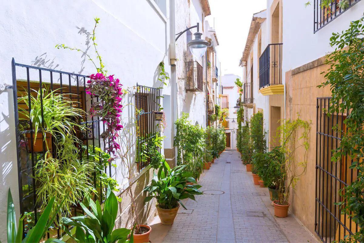 Xàbia, un fascinante viaje entre calas secretas y calles con historia