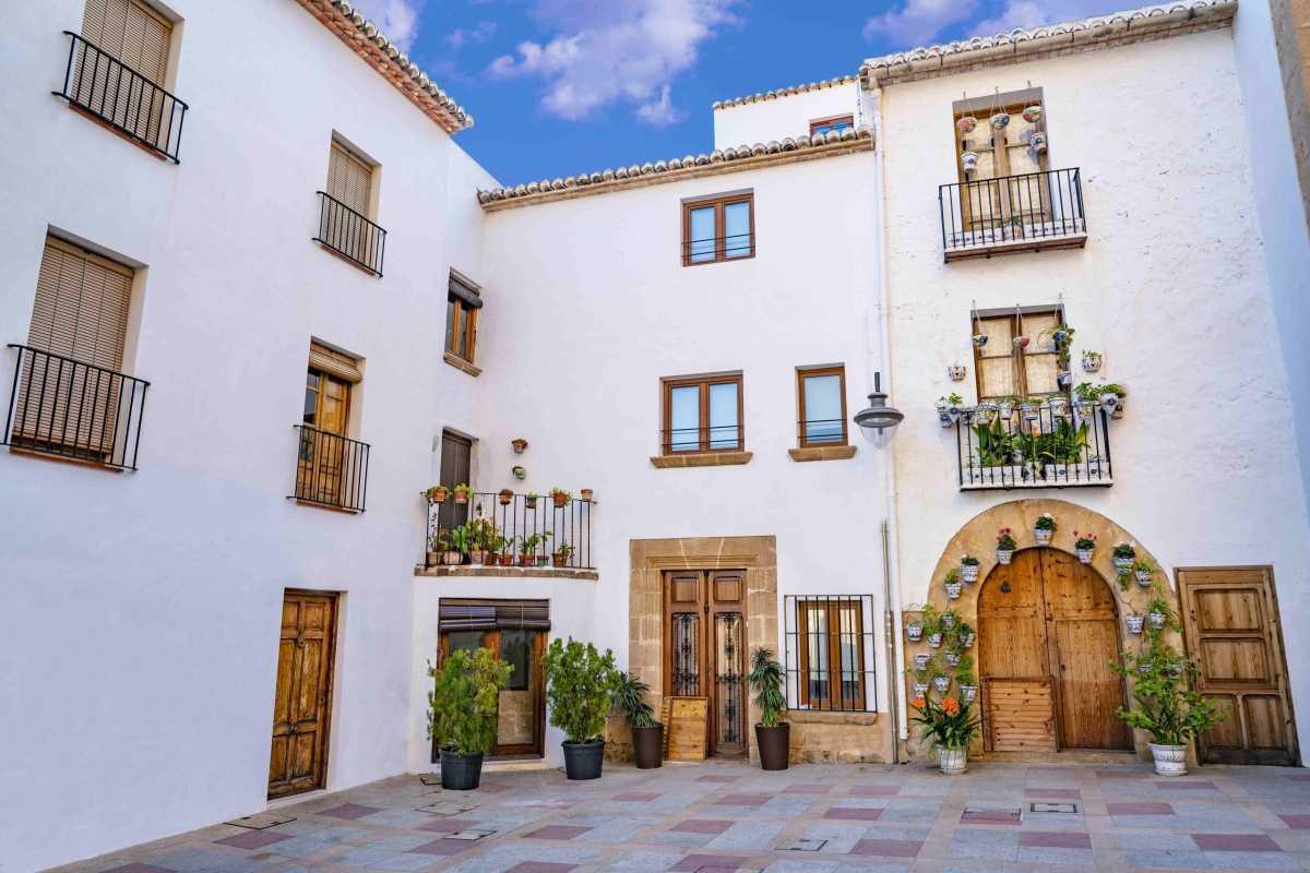 Xàbia, un fascinante viaje entre calas secretas y calles con historia