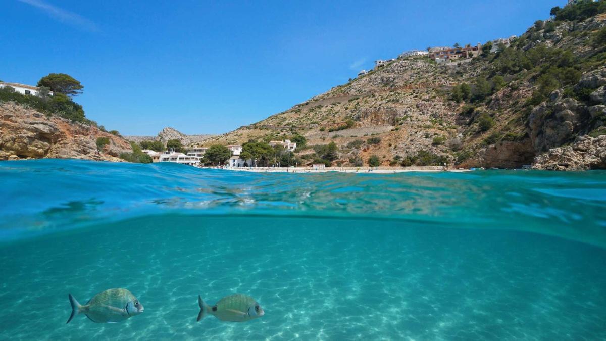 Xàbia, un fascinante viaje entre calas secretas y calles con historia