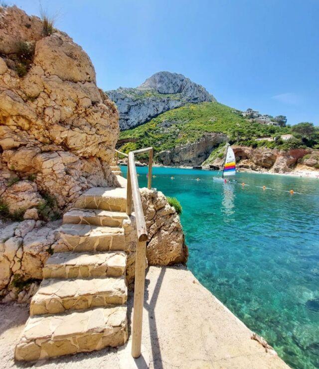 Cala Granadella, la joya azul de la Marina Alta que conquista cada verano Cala Granadella, la joya azul de la Marina Alta que conquista cada verano