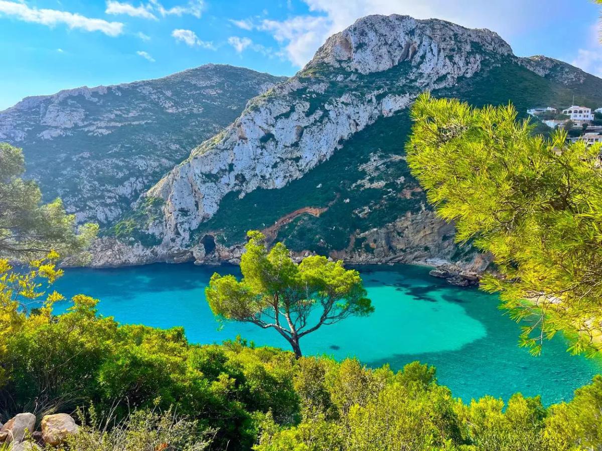 Cala Granadella, la joya azul de la Marina Alta que conquista cada verano