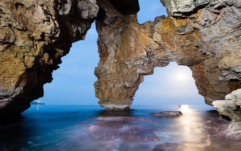La Cova dels Arcs de Benitatxell, un escenario natural que roba miradas
