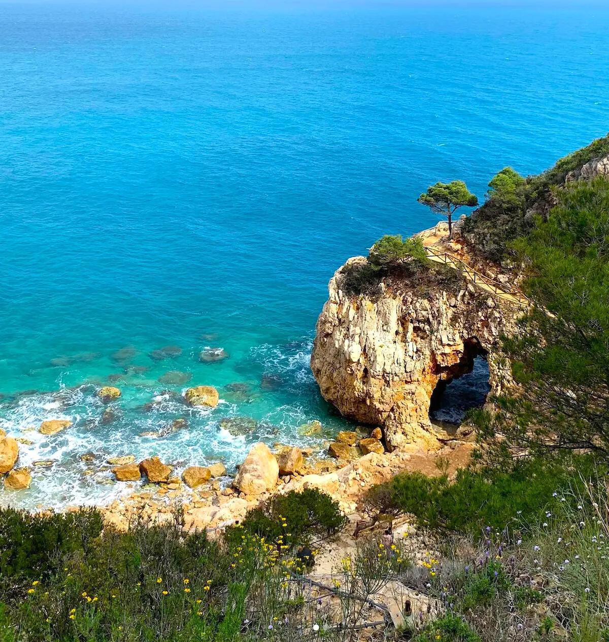 La Cova dels Arcs de Benitatxell, un escenario natural que roba miradas La Cova dels Arcs de Benitatxell, un escenario natural que roba miradas