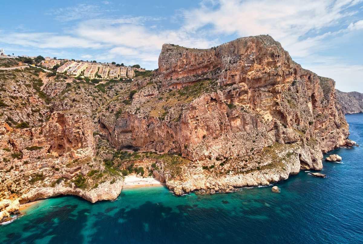 La Cova dels Arcs de Benitatxell, un escenario natural que roba miradas