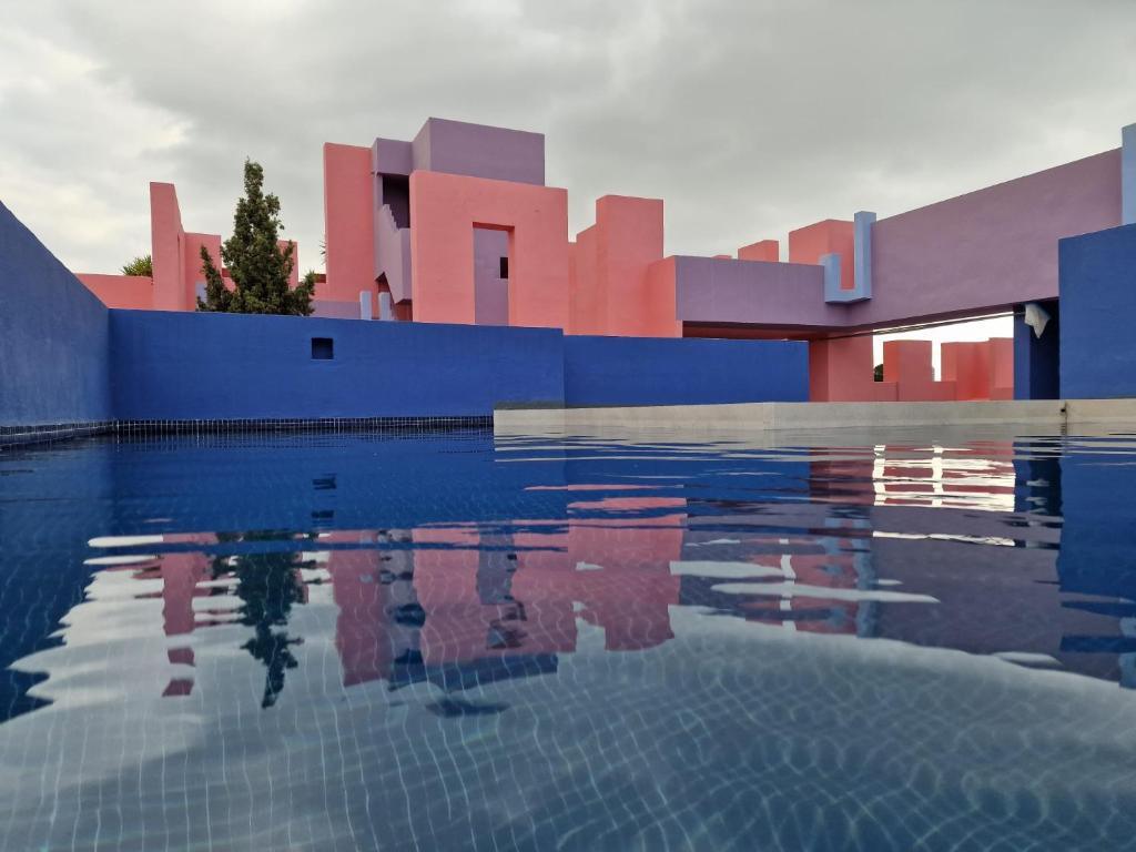 La Muralla Roja de Calp, el laberintó que conquistó Instagram
