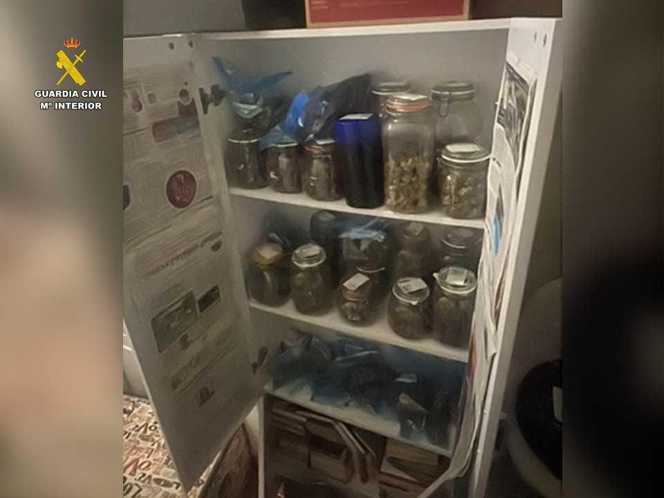 La Guardia Civil desmantela un cultivo de marihuana en Pedreguer y desactiva un punto de venta de droga