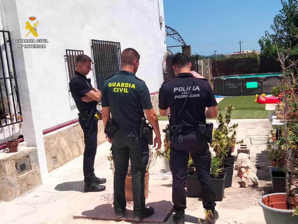 La Guardia Civil desmantela un cultivo de marihuana en Pedreguer y desactiva un punto de venta de droga