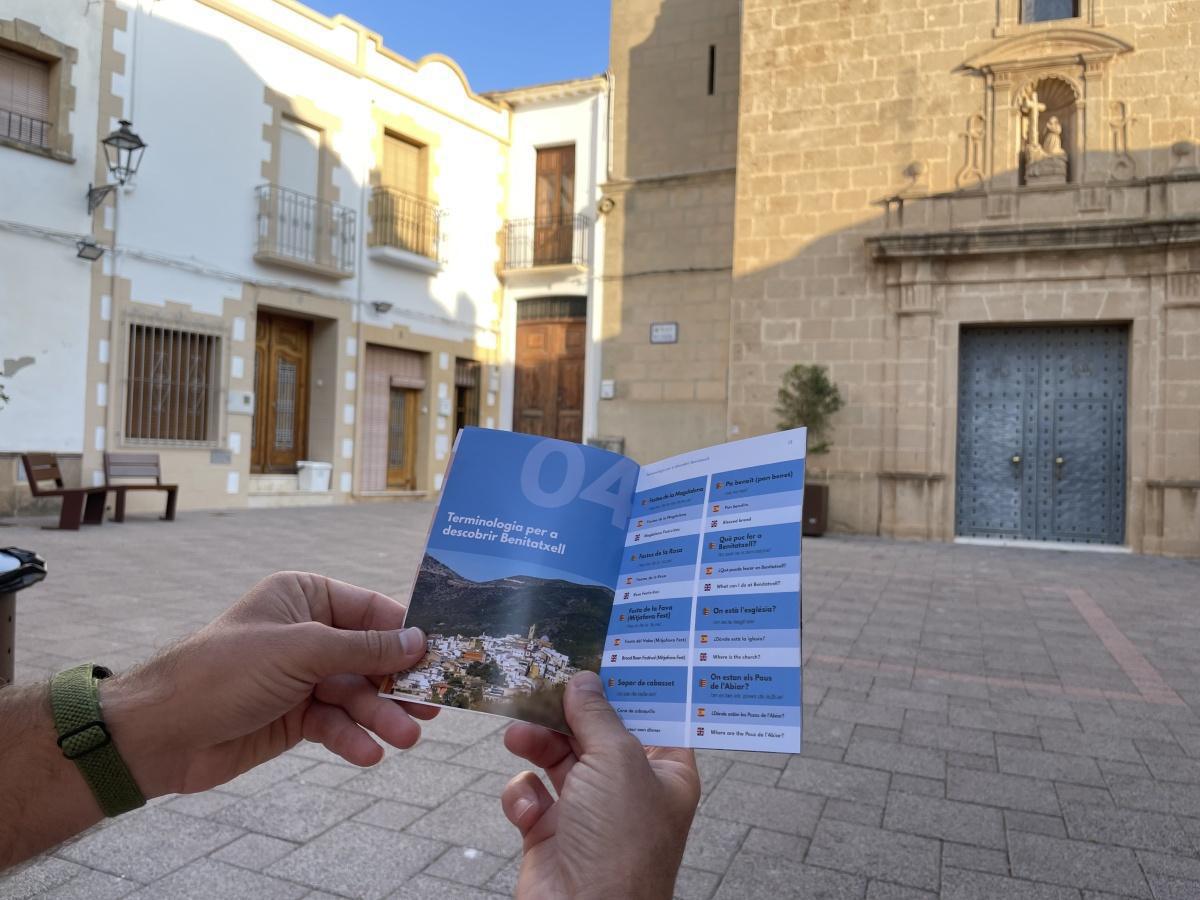 Benitatxell impulsa la campanya ‘De vacances, parla en valencià’ amb manuals turístics per als visitants Benitatxell impulsa la campanya ‘De vacances, parla en valencià’ amb manuals turístics per als visitants