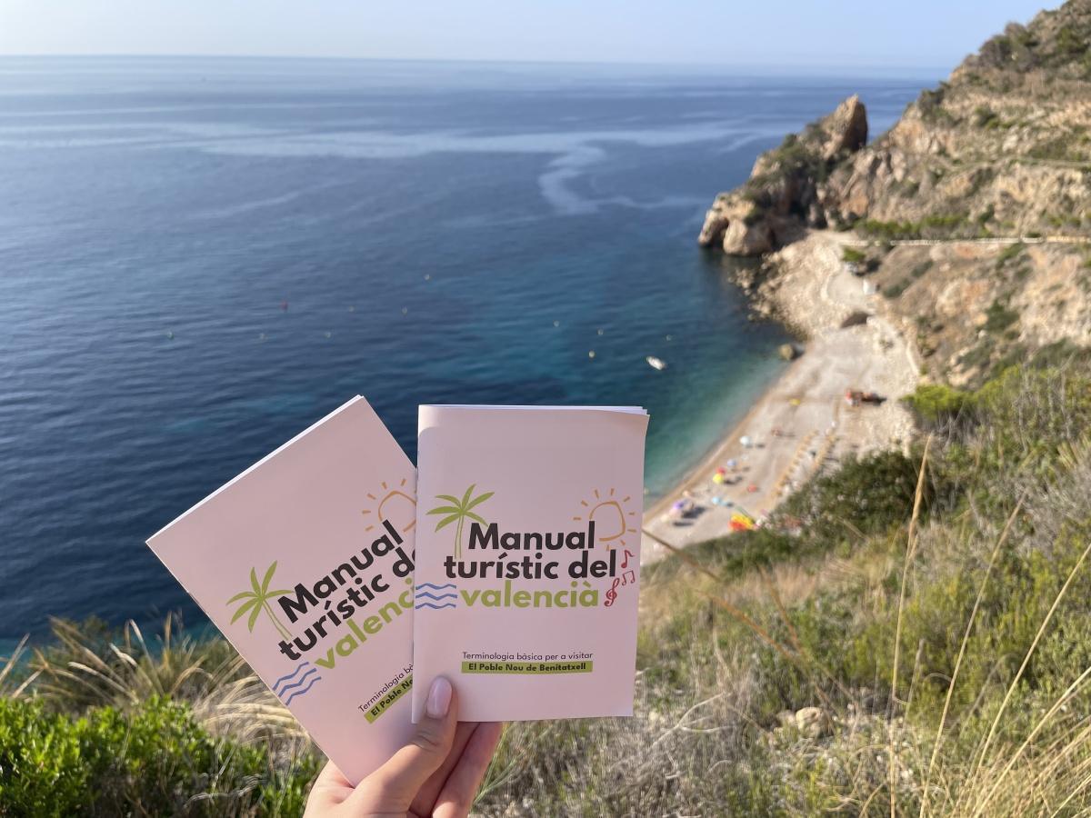 Benitatxell impulsa la campanya ‘De vacances, parla en valencià’ amb manuals turístics per als visitants Benitatxell impulsa la campanya ‘De vacances, parla en valencià’ amb manuals turístics per als visitants
