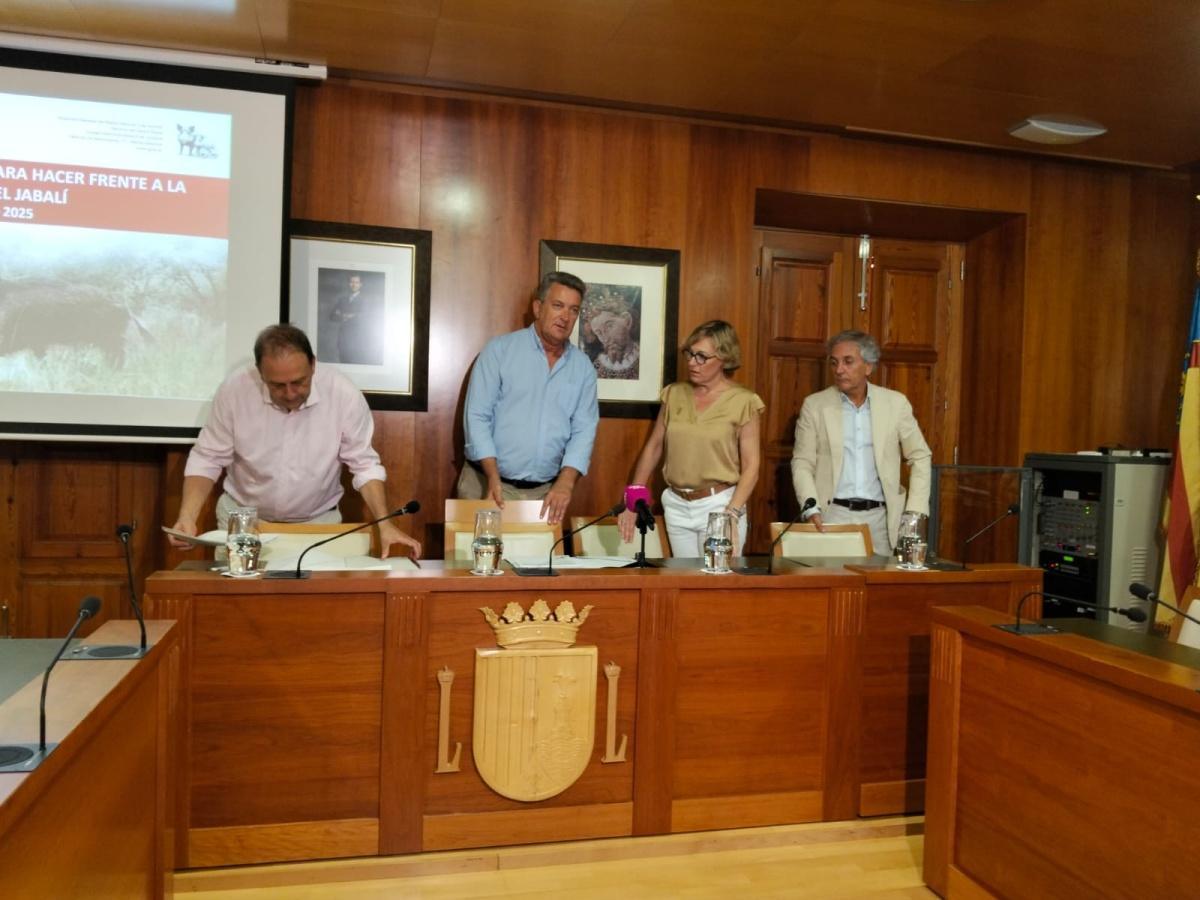 Alcaldes de toda la Comunitat se reúnen en Xàbia para conocer las medidas de Conselleria contra los jabalíes