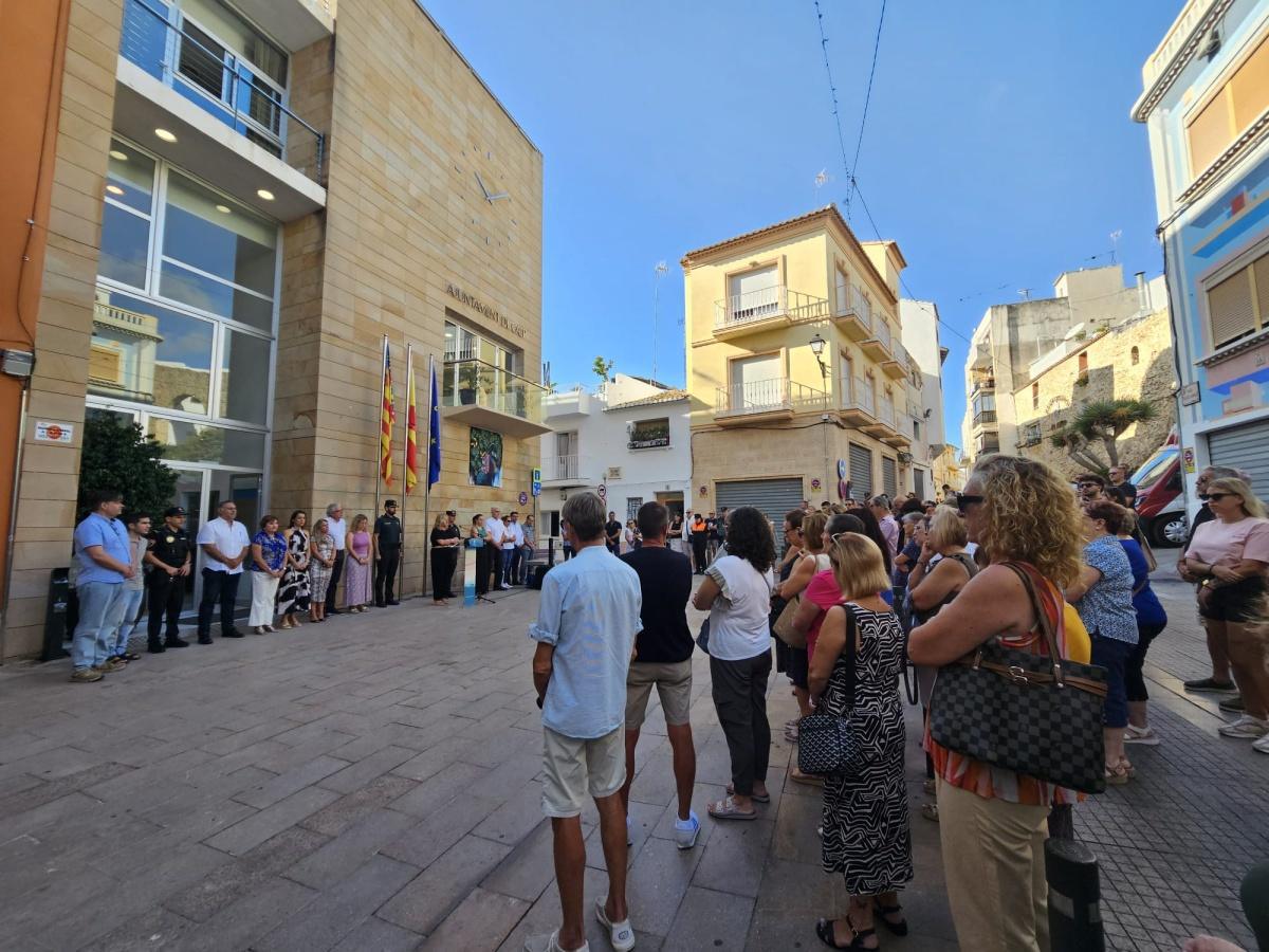 Emotivos minutos de silencio para las dos niñas fallecidas en Calp