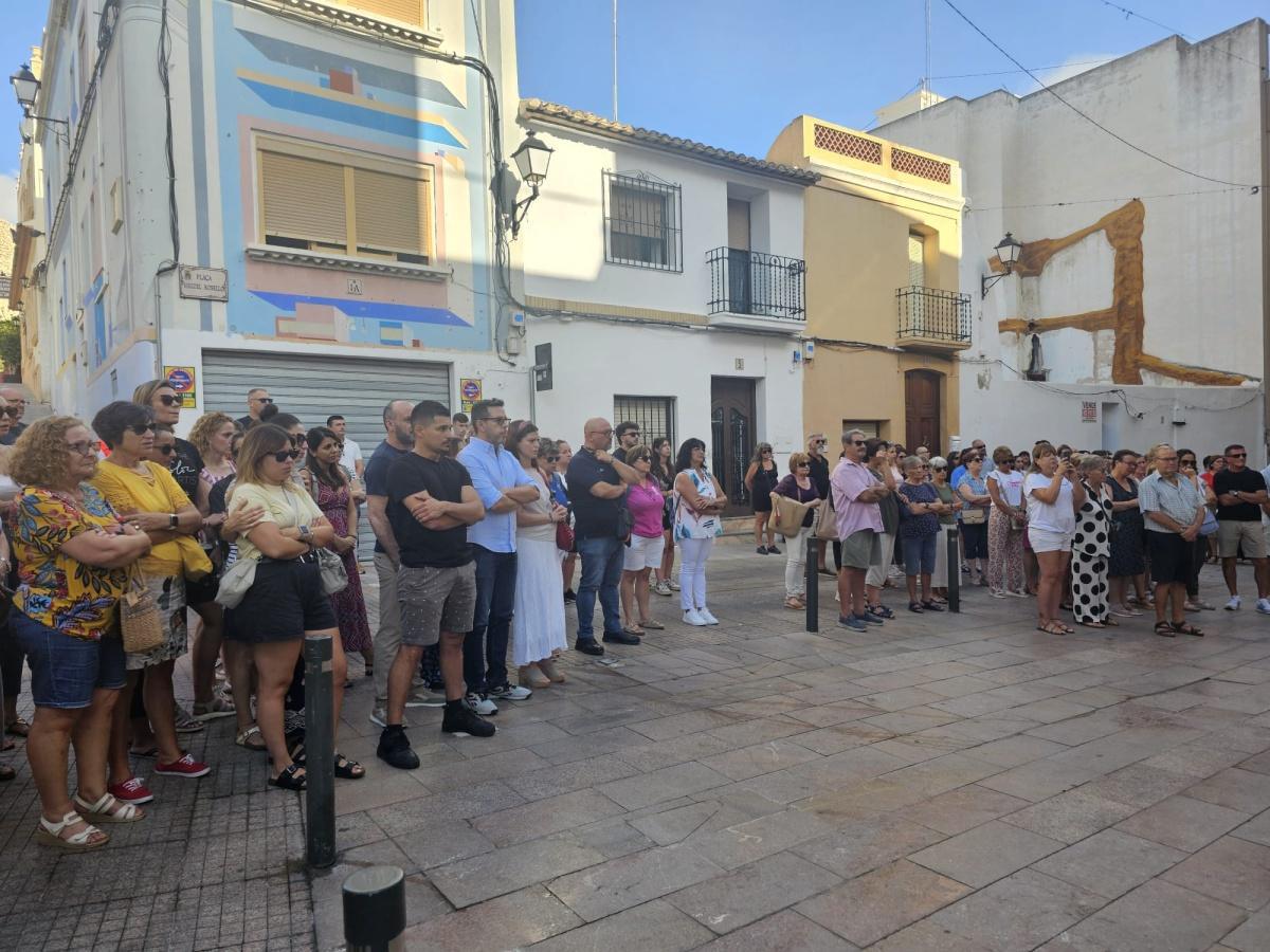 Emotivos minutos de silencio para las dos niñas fallecidas en Calp