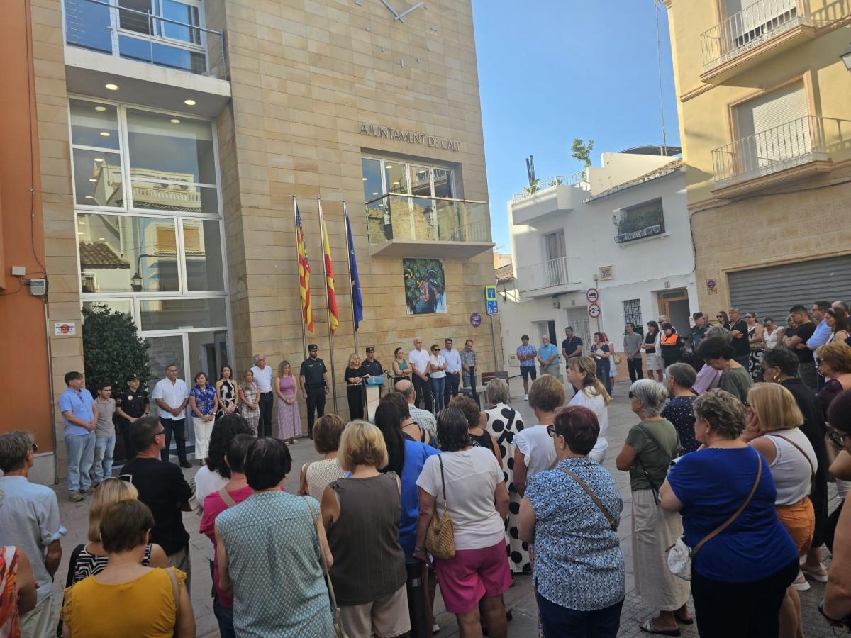 Emotivos minutos de silencio para las dos niñas fallecidas en Calp