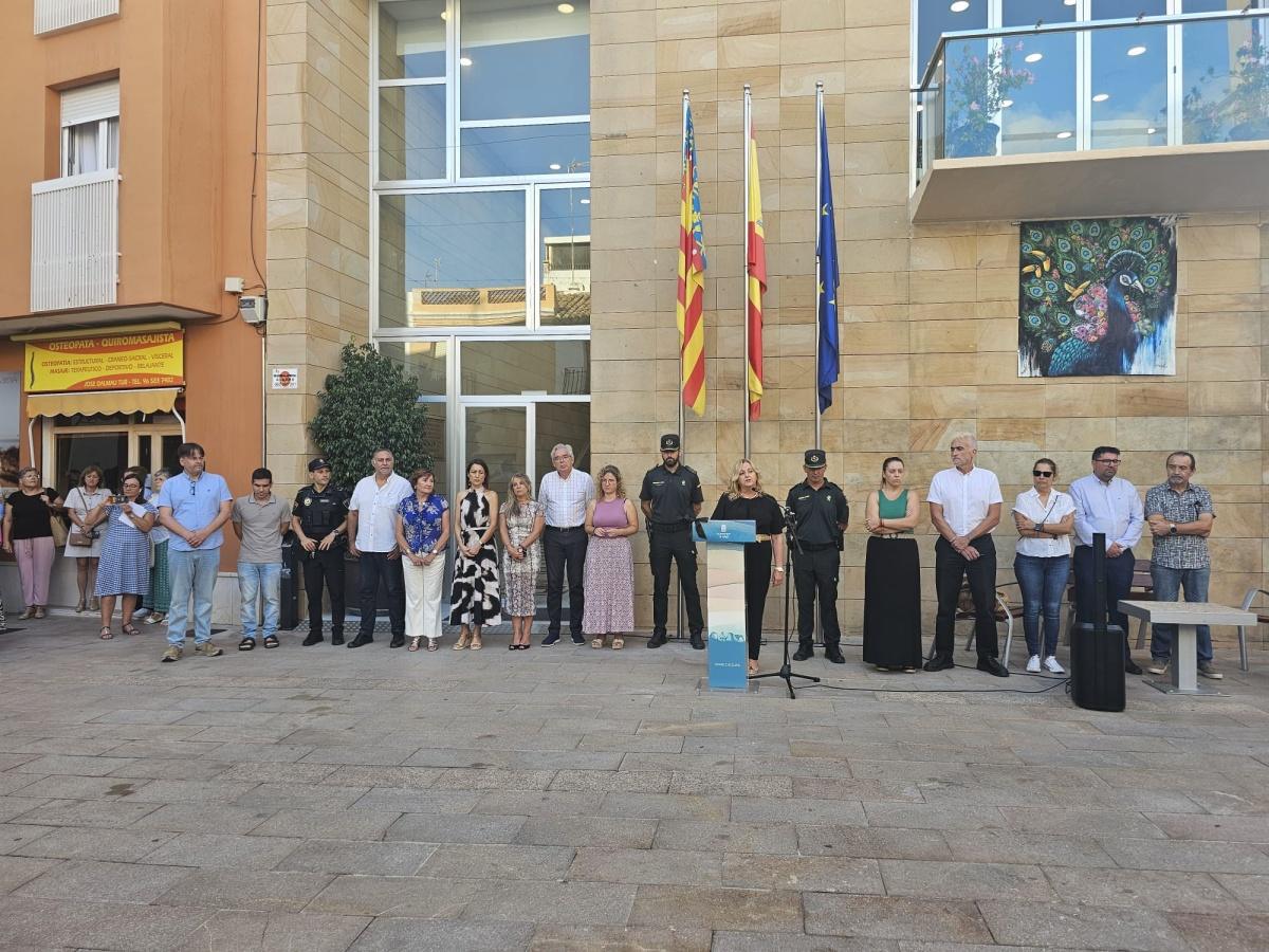 Emotivos minutos de silencio para las dos niñas fallecidas en Calp