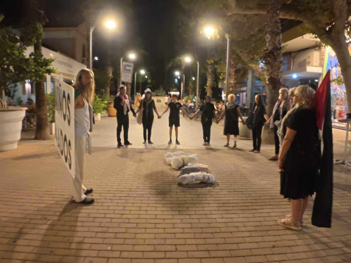 Acció per Palestina recorre en silencio las calles de Dénia para denunciar el genocidio de Israel contra el pueblo palestino