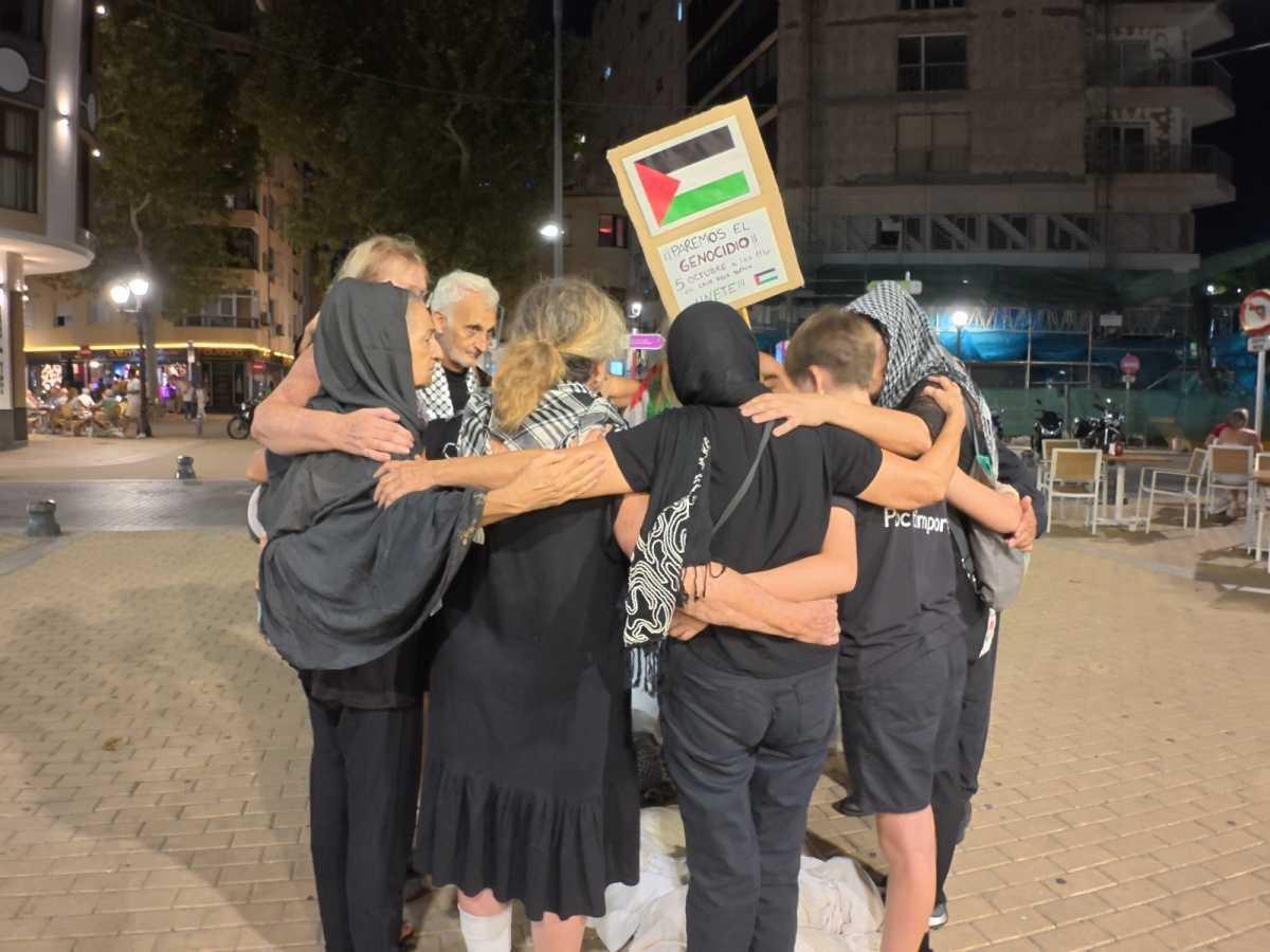 Acció per Palestina recorre en silencio las calles de Dénia para denunciar el genocidio de Israel contra el pueblo palestino