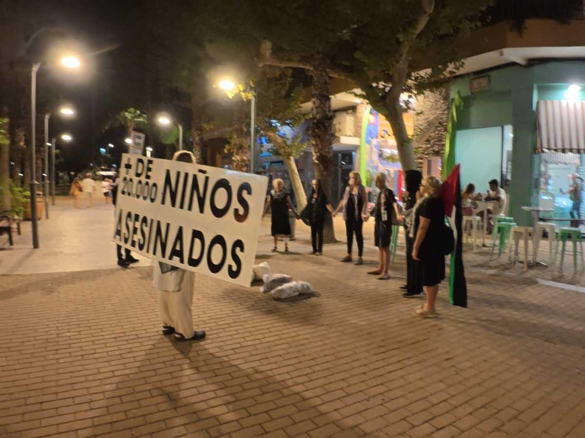 Acció per Palestina recorre en silencio las calles de Dénia para denunciar el genocidio de Israel contra el pueblo palestino Acció per Palestina recorre en silencio las calles de Dénia para denunciar el genocidio de Israel contra el pueblo palestino