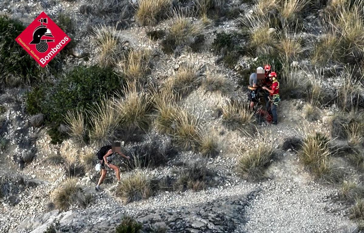 Rescatado un escalador de 28 años suspendido sobre el mar en Calp