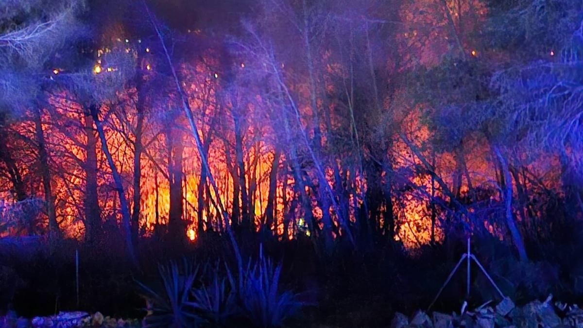 Un incendio de gran intensidad en Calp pone en riesgo varias viviendas