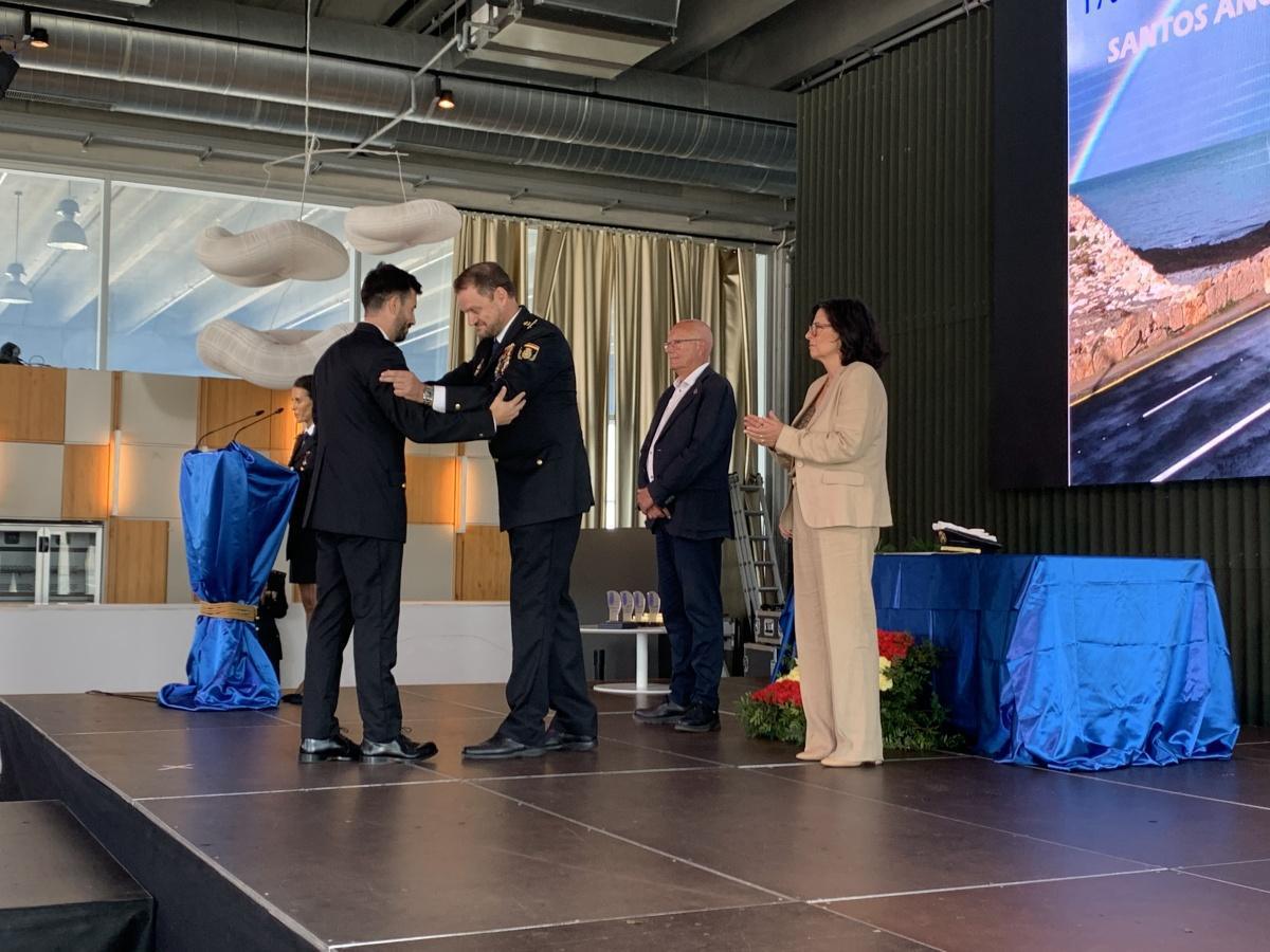 Los Santos Custodios nos recuerdan la labor de la Policía Nacional de Dénia en actos solidarios como el del pequeño Luca