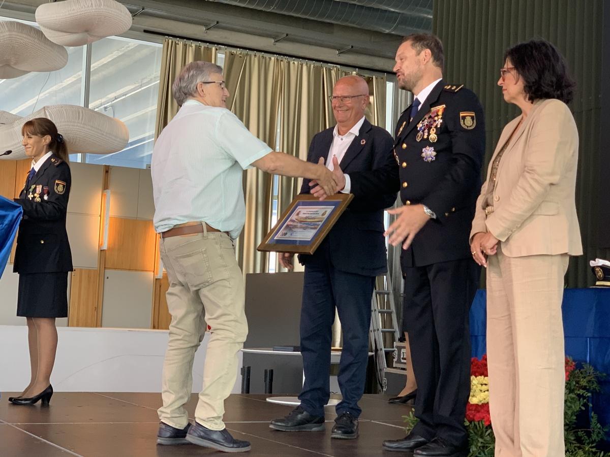 Los Santos Custodios nos recuerdan la labor de la Policía Nacional de Dénia en actos solidarios como el del pequeño Luca