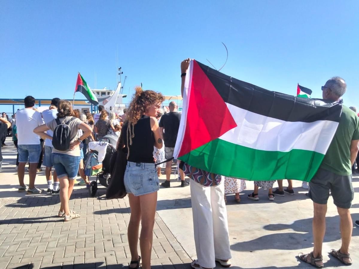 Dénia alza la voz por Palestina: casi 500 personas claman por la paz en Gaza Dénia alza la voz por Palestina: casi 500 personas claman por la paz en Gaza