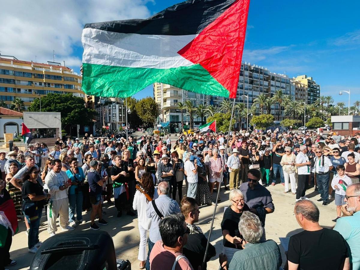 Dénia alza la voz por Palestina: casi 500 personas claman por la paz en Gaza