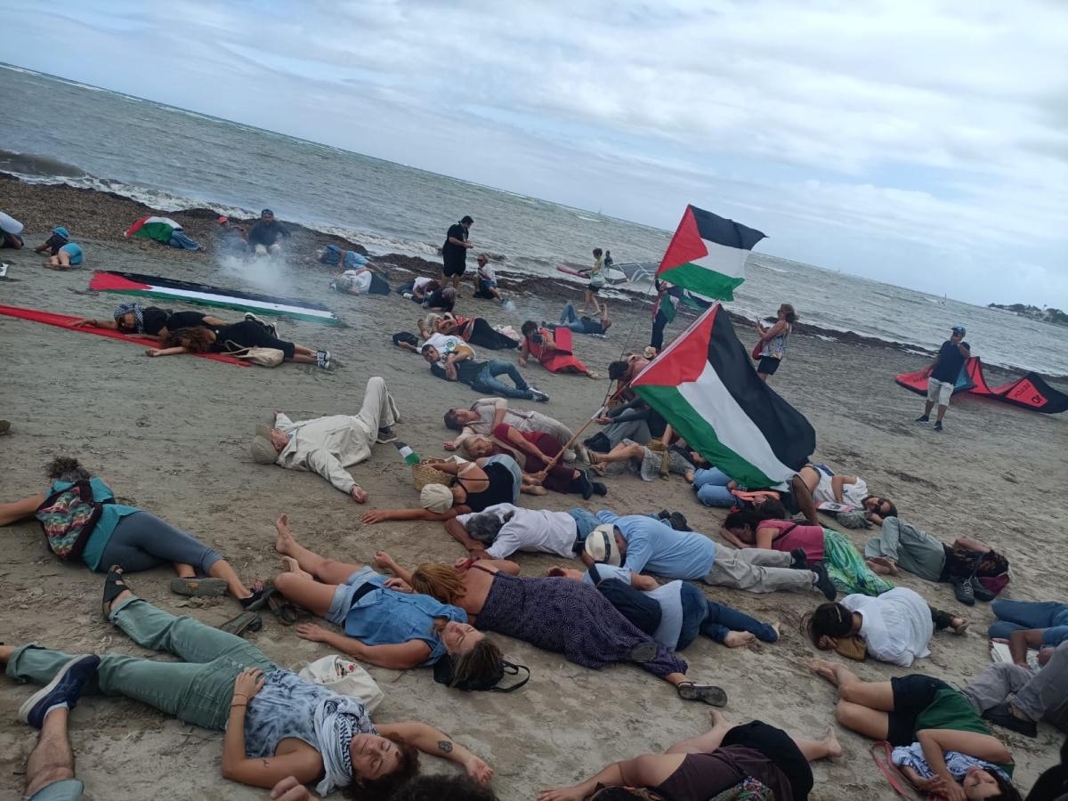 Dénia alza la voz por Palestina: casi 500 personas claman por la paz en Gaza