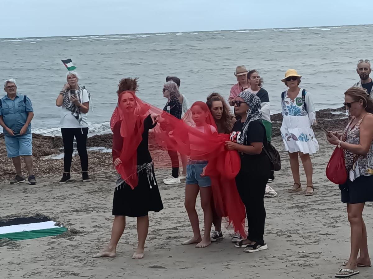 Dénia alza la voz por Palestina: casi 500 personas claman por la paz en Gaza