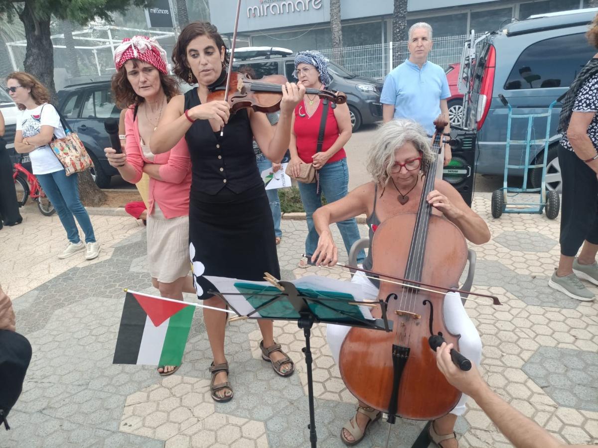 Dénia alza la voz por Palestina: casi 500 personas claman por la paz en Gaza