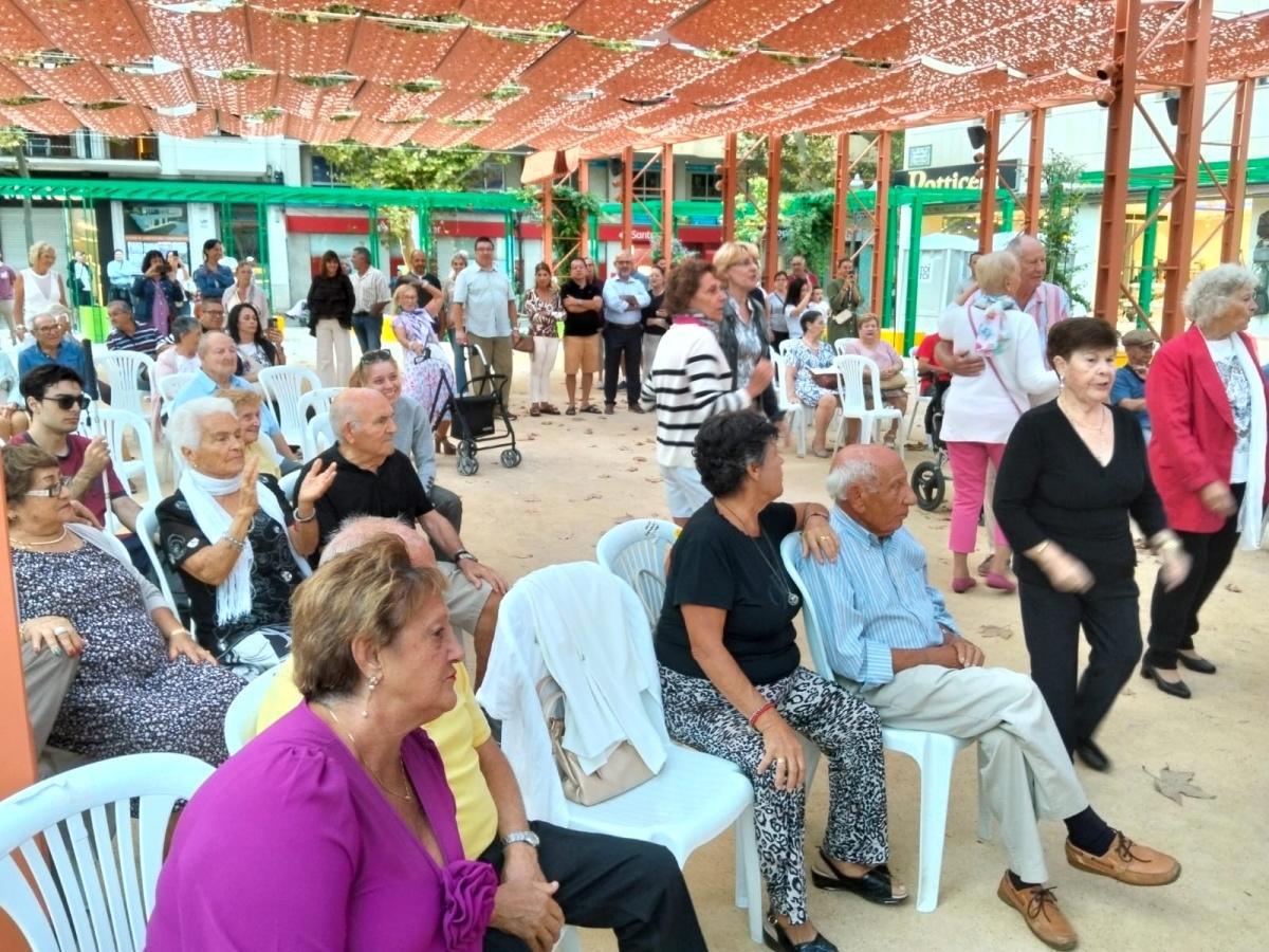 La plaza María Hervás de Dénia celebra el Día Internacional del Mayor