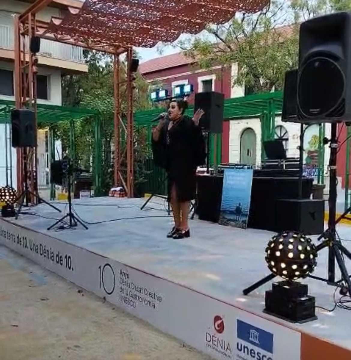 La plaza María Hervás de Dénia celebra el Día Internacional del Mayor