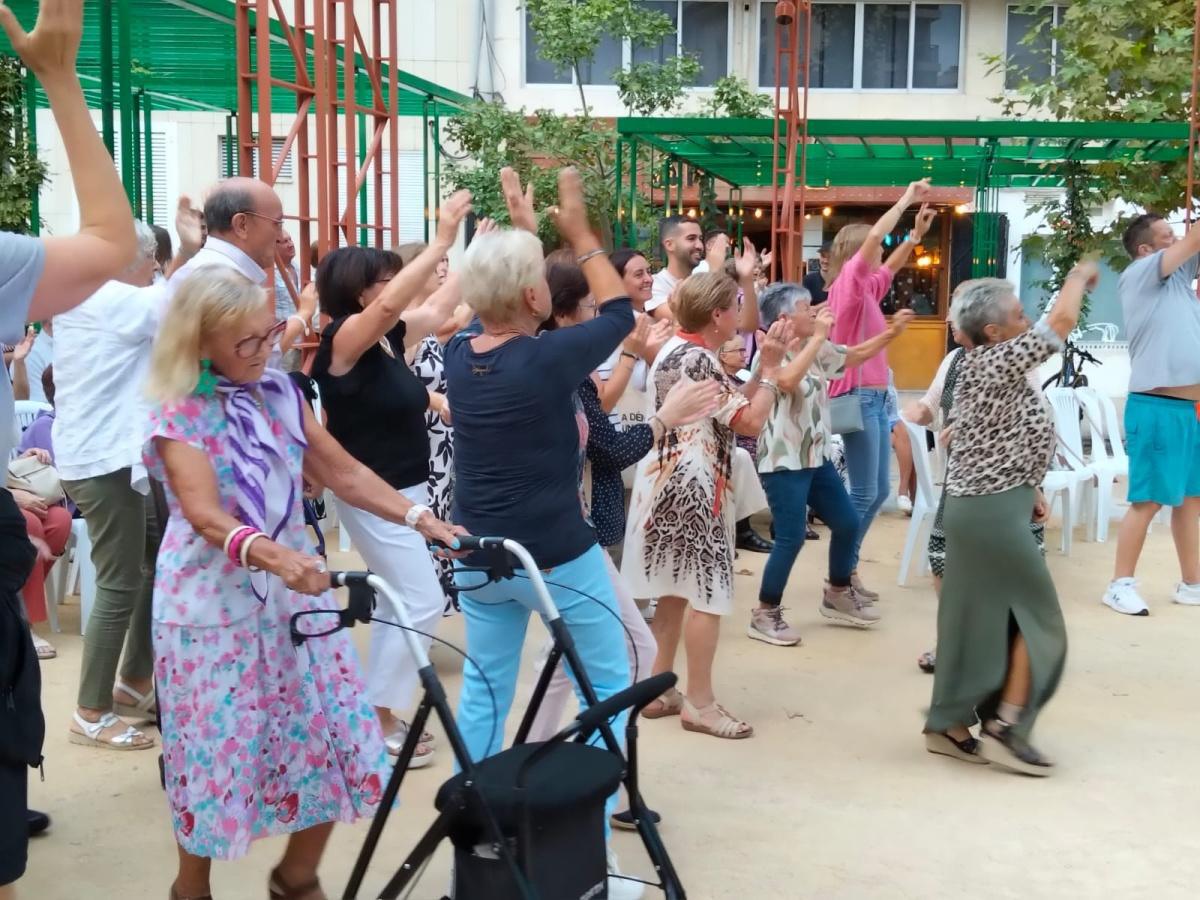La plaza María Hervás de Dénia celebra el Día Internacional del Mayor