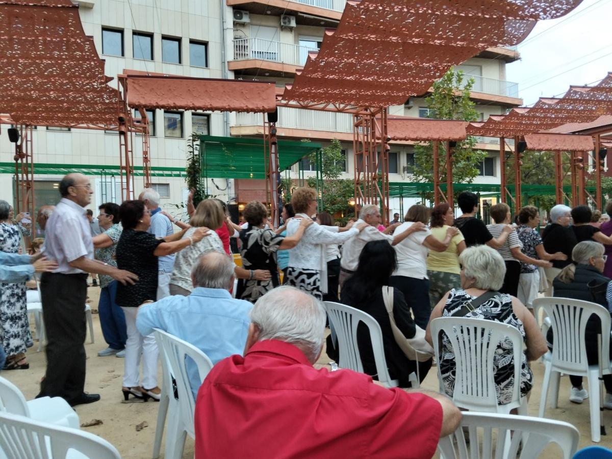 La plaza María Hervás de Dénia celebra el Día Internacional del Mayor