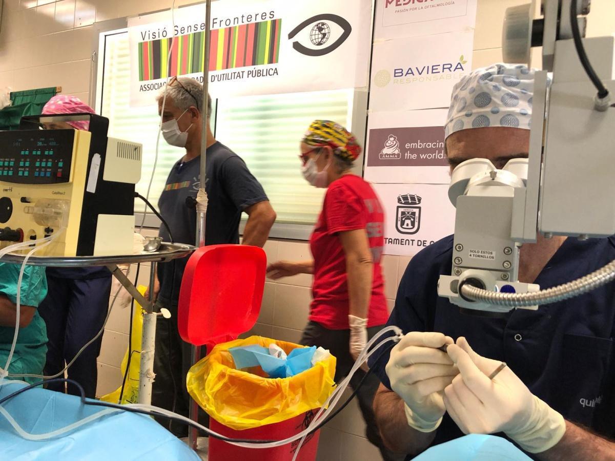 La ONG calpina Visió sense Fronteres vuelve de Kenia para operar cataratas