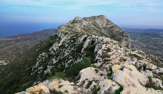 Donde nace el viento: el Montgó y las historias que guarda Donde nace el viento: el Montgó y las historias que guarda