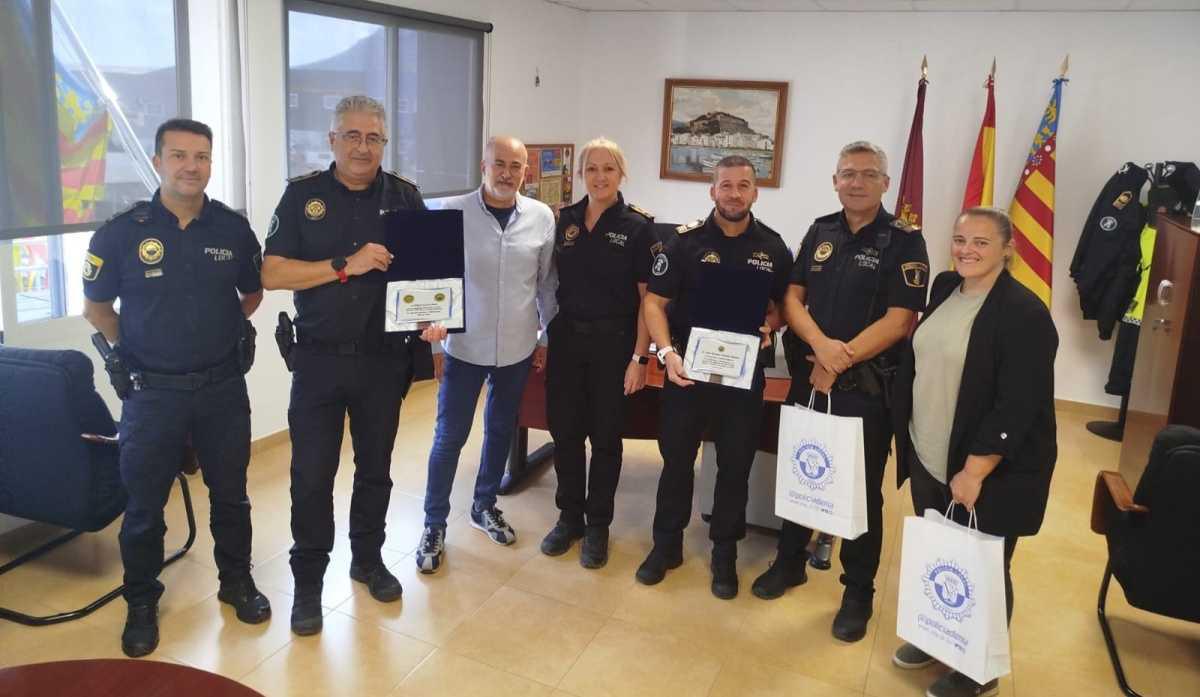 Emotivo reencuentro entre las Policías Locales de Dénia y Paiporta después de la DANA