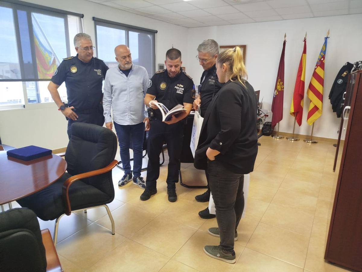 Emotivo reencuentro entre las Policías Locales de Dénia y Paiporta después de la DANA