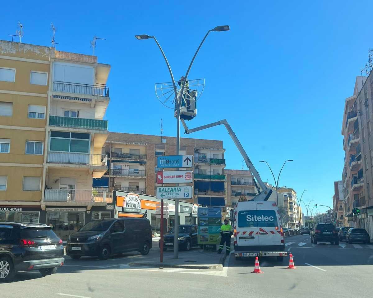 Comienzan a engalanar las calles de Dénia... la Navidad más cerca Comienzan a engalanar las calles de Dénia... la Navidad más cerca