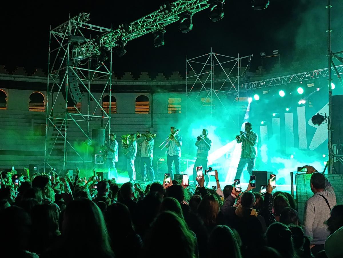 Ramonets, Abril, La Fúmiga i un públic d'Ondara entregat Ramonets, Abril, La Fúmiga i un públic d'Ondara entregat