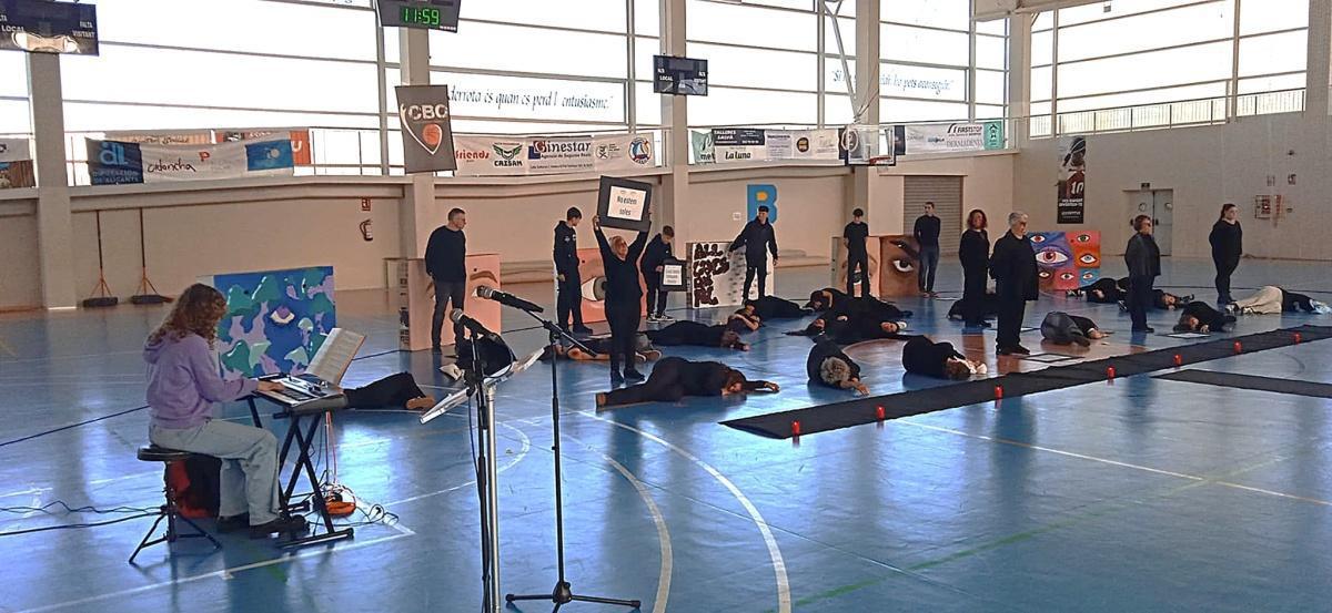 Ondara es mobilitza pel 25N amb art, consciència i un sentit homenatge a les víctimes Ondara es mobilitza pel 25N amb art, consciència i un sentit homenatge a les víctimes