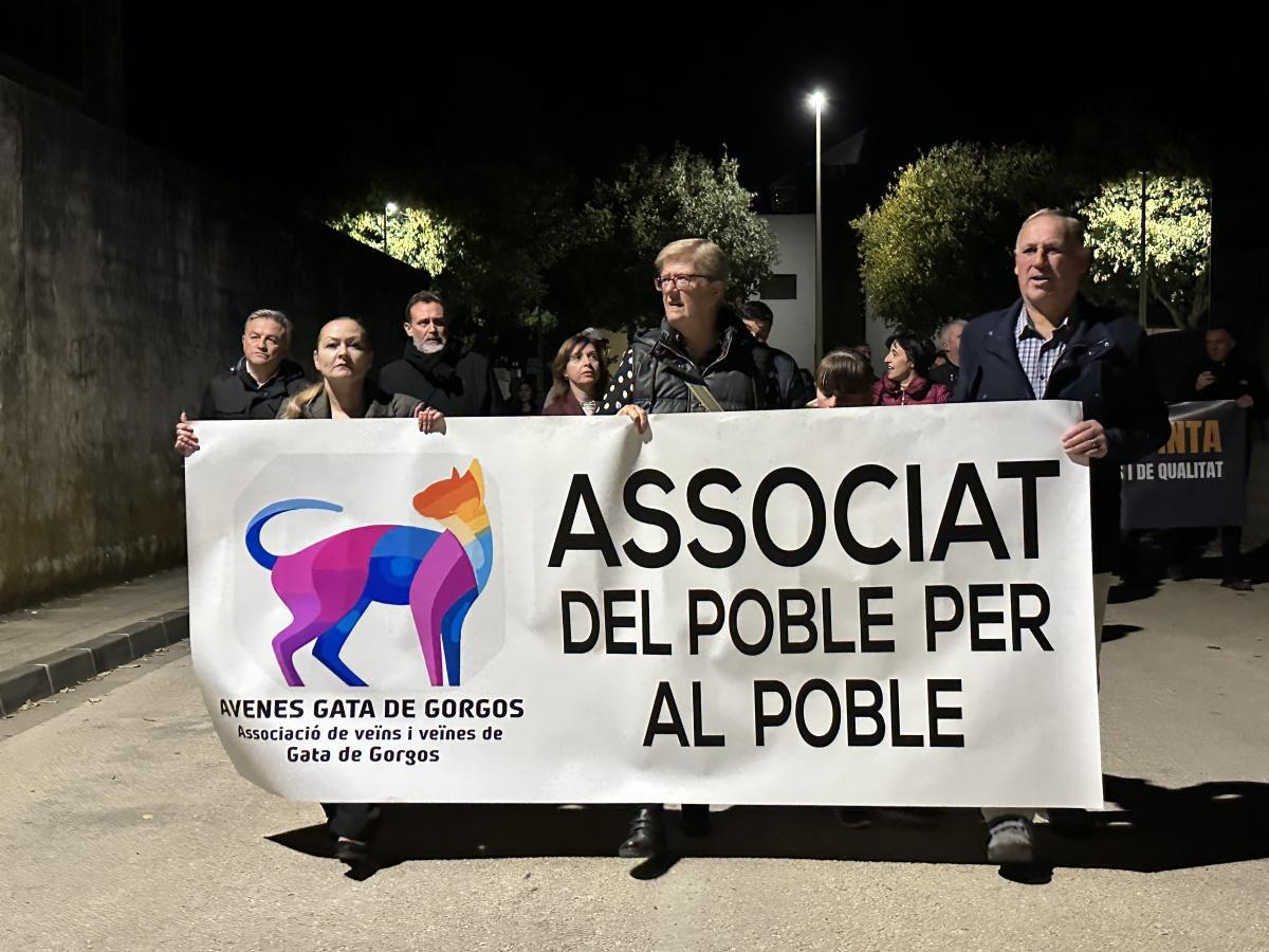 Movilización masiva en Gata: Más de un millar de personas exige unos servicios sociales públicos Movilización masiva en Gata: Más de un millar de personas exige unos servicios sociales públicos