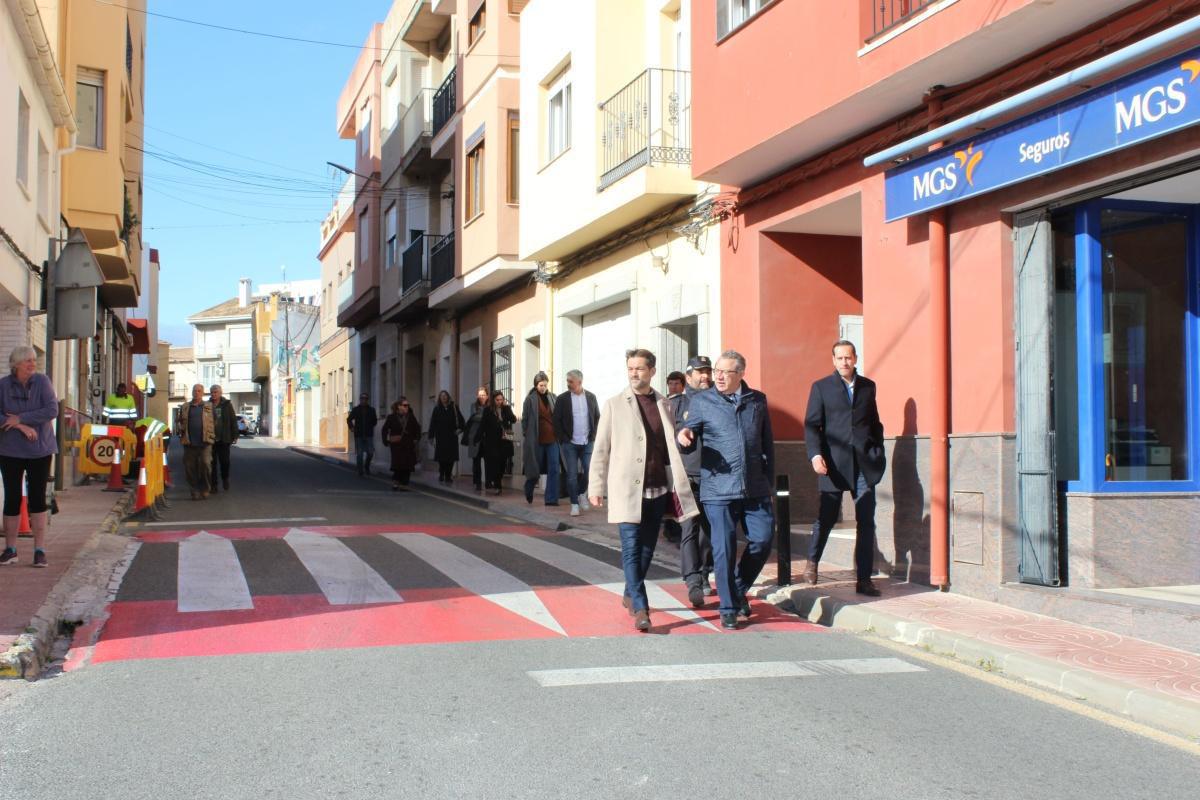 Benitatxell recibe al presidente de la Diputación para resolver la saturación de CV-740