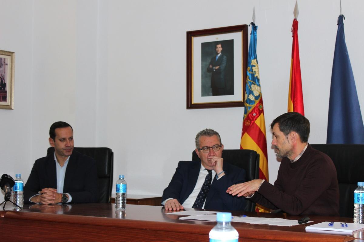 Benitatxell recibe al presidente de la Diputación para resolver la saturación de CV-740