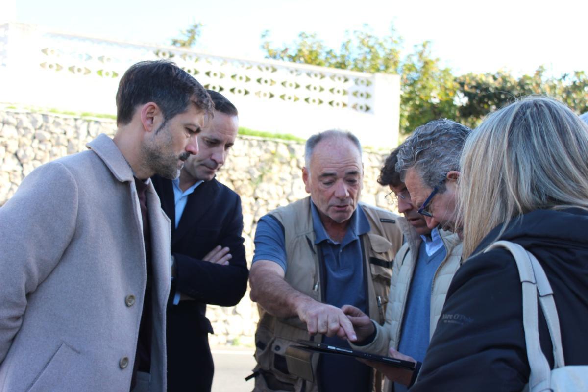 Benitatxell recibe al presidente de la Diputación para resolver la saturación de CV-740