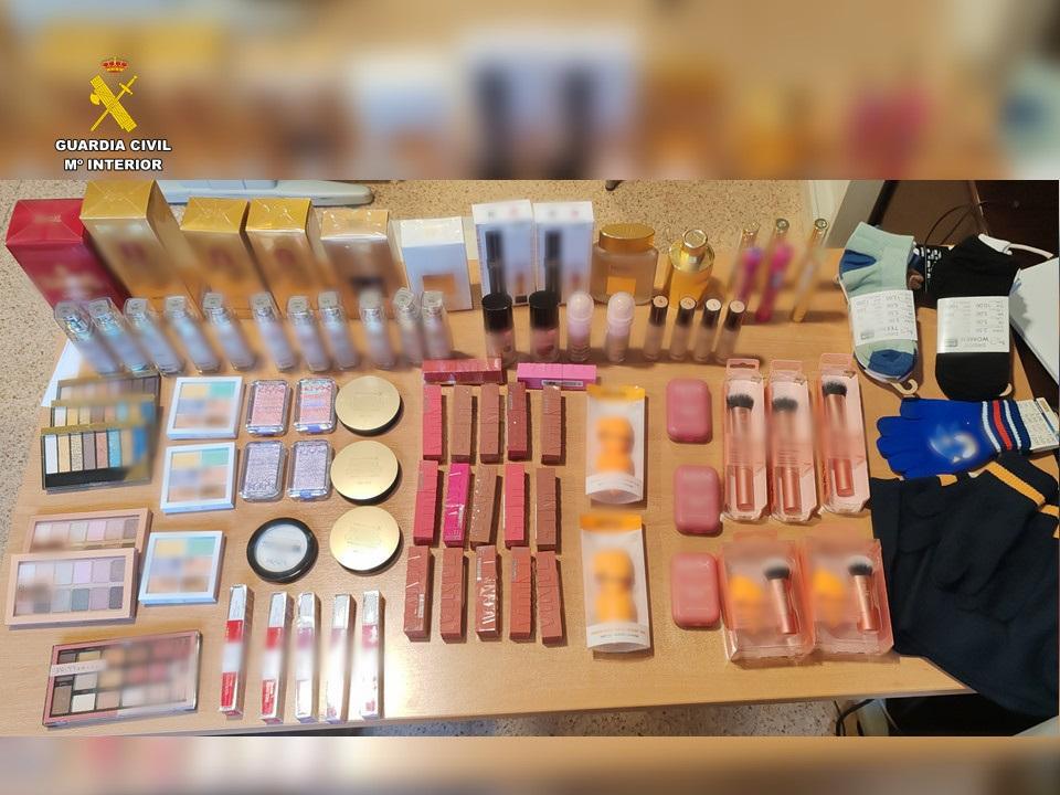 Investigadas cuatro personas por hurtos de productos de cosmética y perfumes en Calp Investigadas cuatro personas por hurtos de productos de cosmética y perfumes en Calp